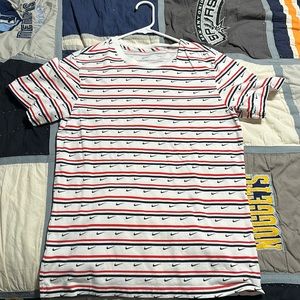 Men’s Nike short tee.